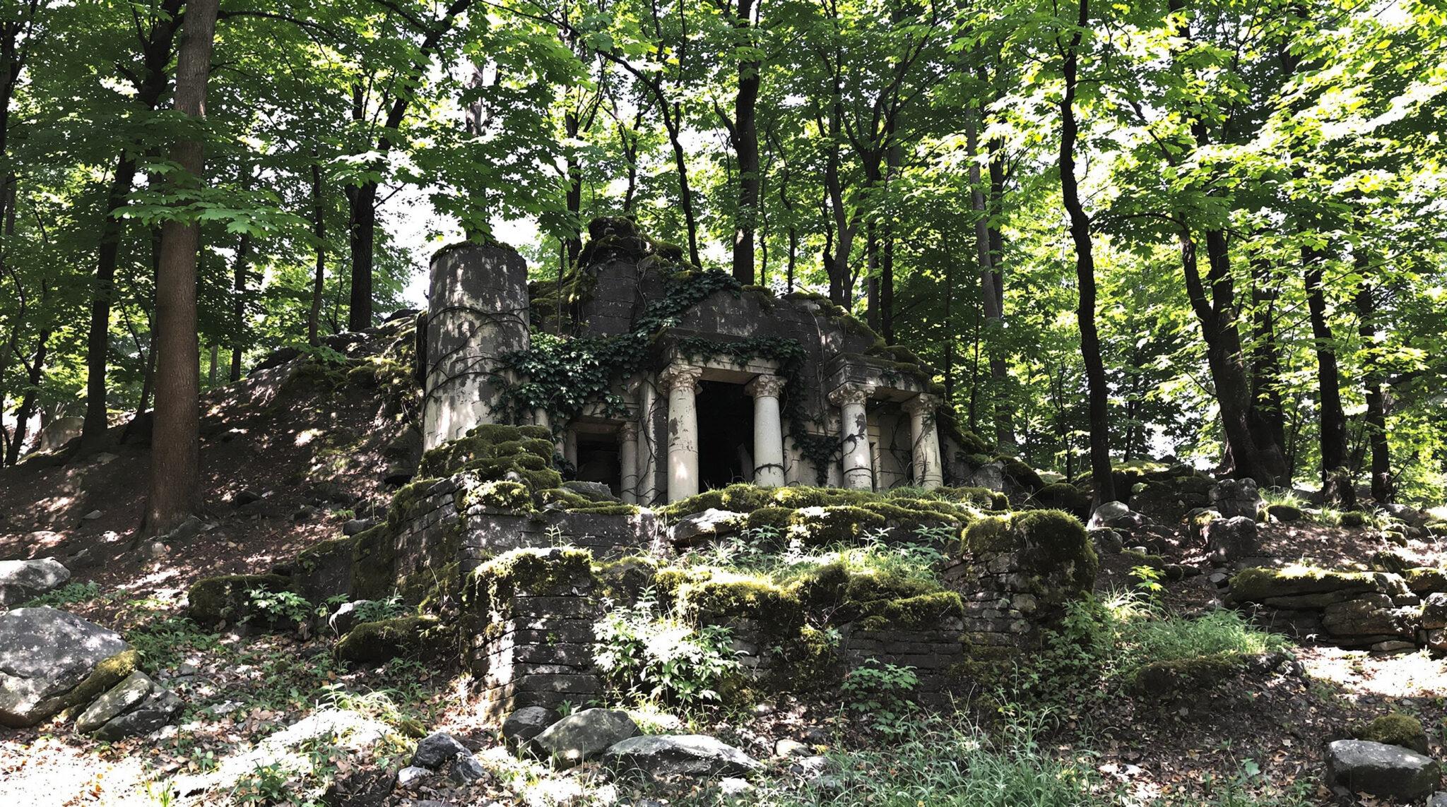 dĂ©couvrez le mont beuvray et ses incontournables ! entre nature, histoire et panoramas uniques, laissez-vous sĂ©duire par ce site exceptionnel du morvan. suivez notre guide pour explorer les plus beaux points d'intĂ©rĂȘt du mont beuvray.
